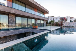 فيلا - ٥ غرف نوم - بمسبح خاص - منظر للحديقة | حمام سباحة | حمّام سباحة خارجي