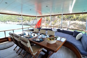 Villa, 5 Bedrooms, Private Pool, Garden View | Outdoor dining