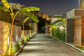 فيلا - ٥ غرف نوم - بمسبح خاص - منظر للحديقة | المنشأة من الخارج