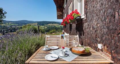 Ferienhaus 'Black Forest Woods' mit Bergblick, privater Terrasse und WLAN