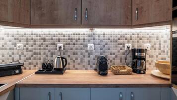 Réfrigérateur, micro-ondes, four, plaque de cuisson