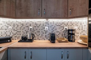 Geladeira, micro-ondas, fogão, cooktop
