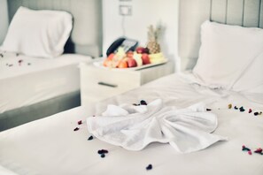 Economy Twin Room, City View | Desk, free WiFi, bed sheets - Legend Pyramids Inn (Giza)