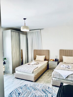 Desk, free WiFi, bed sheets - Legend Pyramids Inn (Giza)
