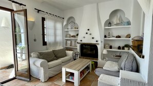 House | Living room | Fireplace - Holiday Home, 1 km From Pals Golf Course (Pals)