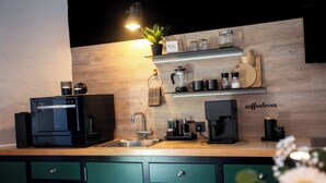 Kaffetrakter/tekoker, kjøleskap, mikrobølgeovn og ovn