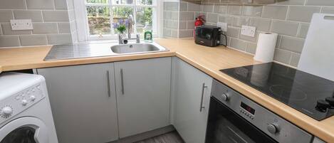 Cottage | Cuisine privée | Batterie de cuisine, vaisselle et ustensiles