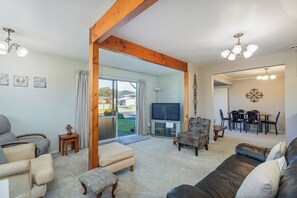 TV, books - Williamson Getaway – 4BR Family Home Near Surf Beach & Town Centre (Whangamata)