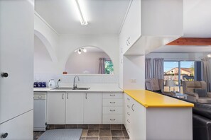 Fridge, microwave, oven, stovetop - Williamson Getaway – 4BR Family Home Near Surf Beach & Town Centre (Whangamata)