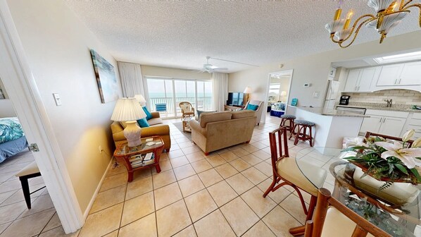 Téléviseur, livres, bureau