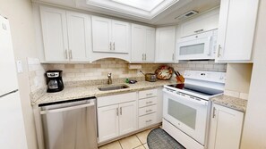 Fridge, microwave, oven, stovetop - Crescent Arms 501 S Siesta Key Florida (Sarasota)