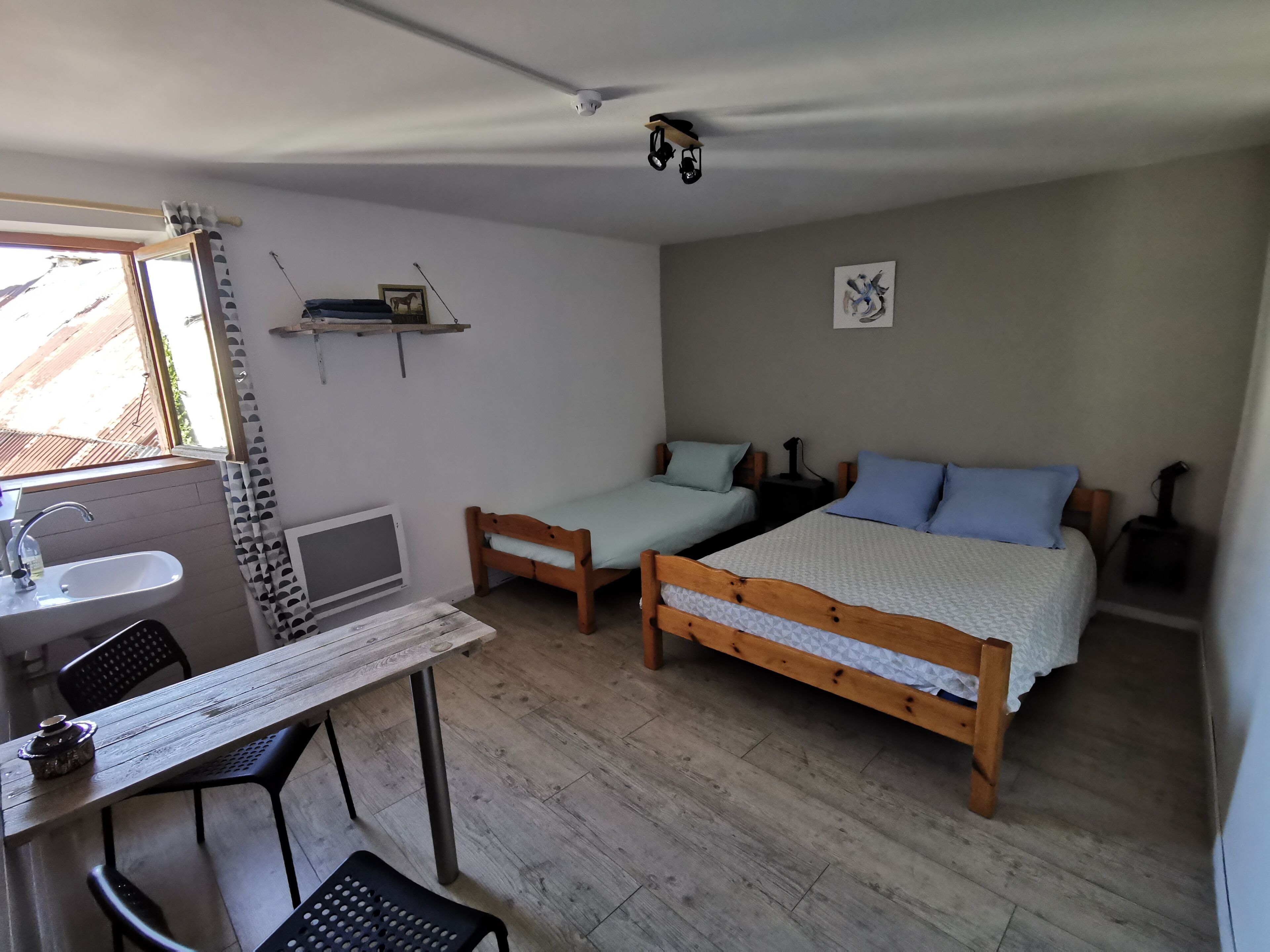 Chambre Triple, vue montagne | 1 chambre, espace de travail pour ordinateur portable