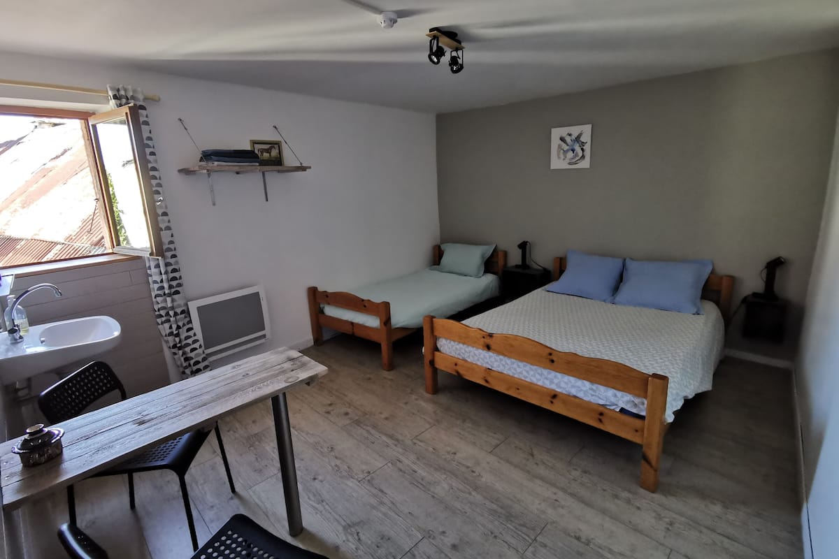 Trippelrum - utsikt mot bergen | 1 sovrum och arbetsyta för laptop