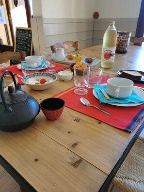 Frukost med lokala rätter varje dag mot avgift