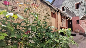 1 makuuhuone, kannettavalle tietokoneelle sopiva työtila