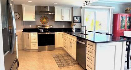 Charming 2-bedroom house in lovely New Port Richey with pool.