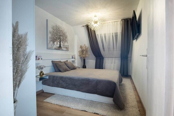 2 bedrooms, iron/ironing board, WiFi