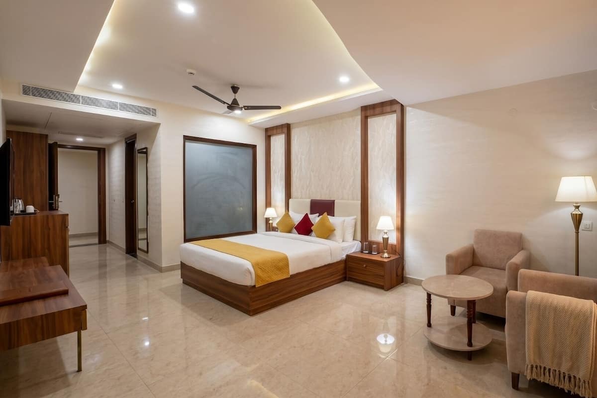Deluxe Room | In-room safe, desk, laptop workspace, blackout drapes