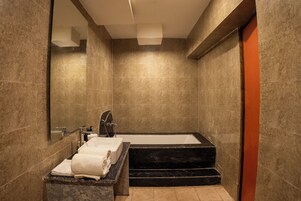 Standaard kamer | Badkamer | Milieuvriendelijke toiletartikelen, handdoeken, zeep, shampoo