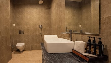 Quarto standard | Banheiro | Produtos de toalete biodegradáveis, toalhas de banho, sabonete, shampoo