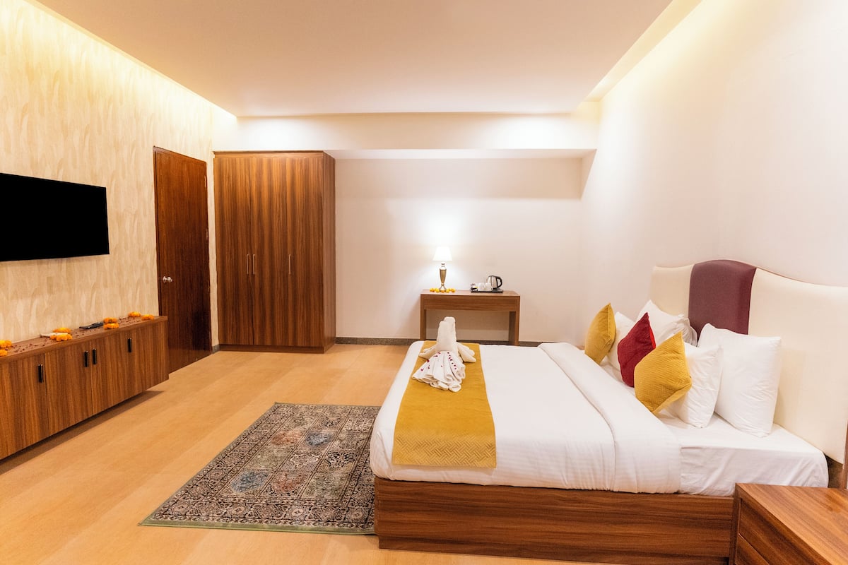 Rajwada Suite | In-room safe, desk, laptop workspace, blackout drapes
