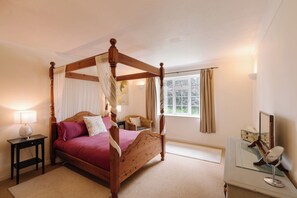 9 bedrooms, iron/ironing board, WiFi, bed sheets