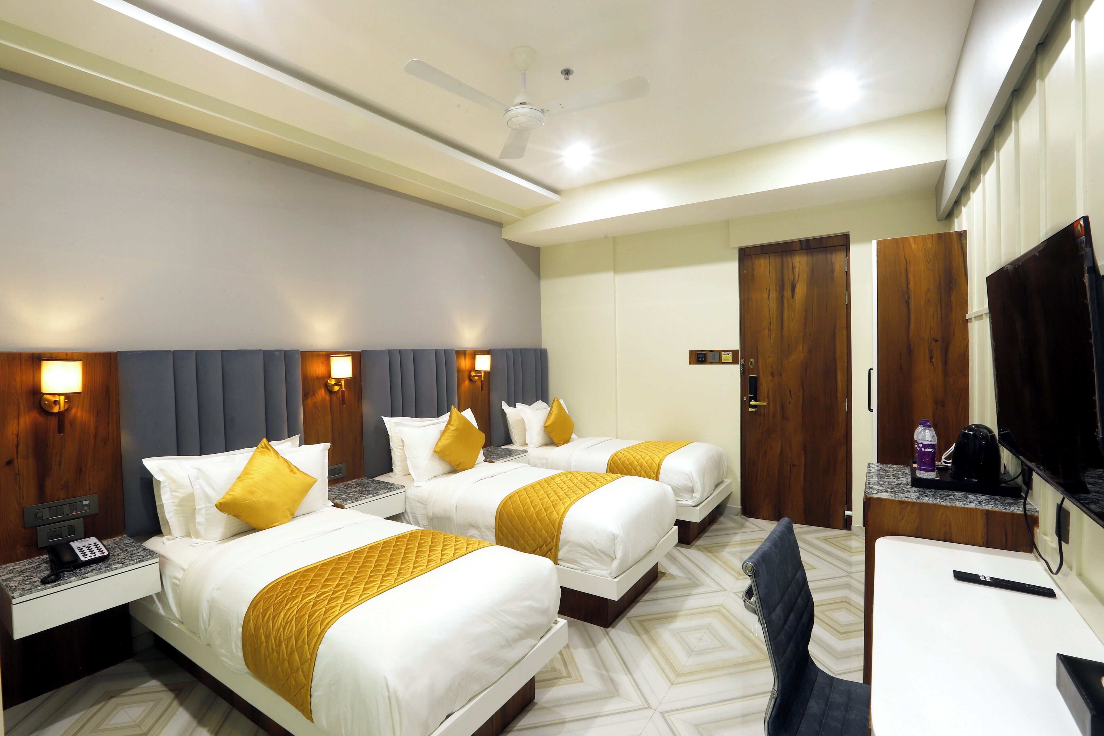 Luxury Triple Room | Laptop workspace, iron/ironing board, free WiFi