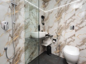 Luxe kamer, 1 twee- of 2 eenpersoonsbedden, uitzicht op de stad | Badkamer | Een douche, gratis toiletartikelen, een haardroger, pantoffels