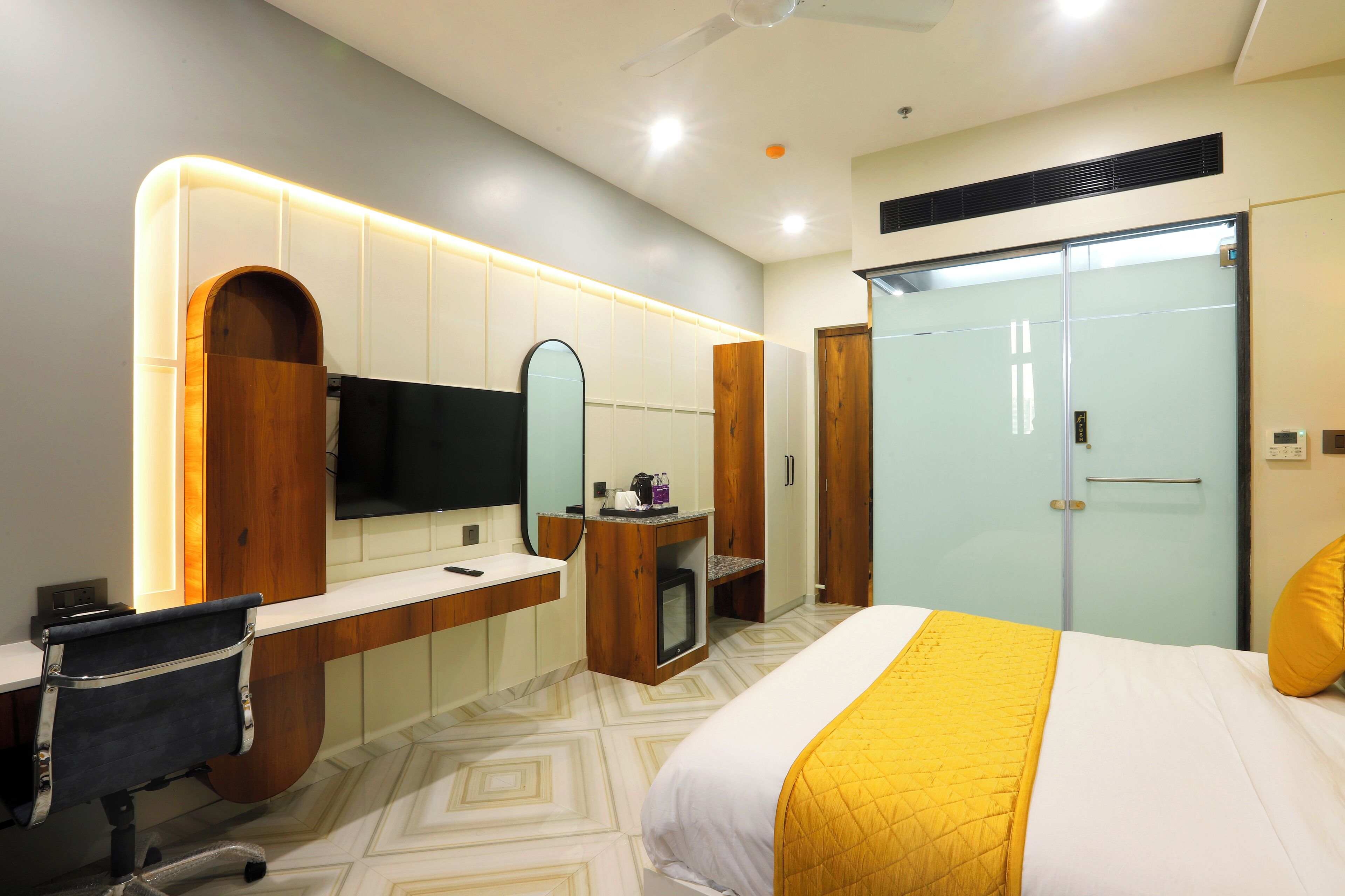 مساحة عمل للكمبيوتر المحمول ومكواة/لوح كي وواي فاي مجانًا