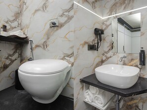 ฝักบัว, ของใช้ในห้องน้ำฟรี, ไดร์เป่าผม, รองเท้าสวมภายในห้อง