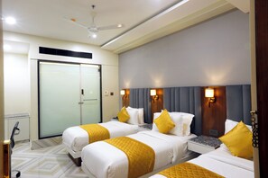 Laptop workspace, iron/ironing board, free WiFi - Hotel Breeze Bay ex (Mumbai)