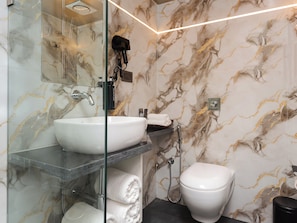 Quarto triplo superluxo | Banheiro | Chuveiro, produtos de toalete grátis, secador de cabelo, chinelos