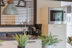Cafetera i tetera, frigorífic, microones i forn 
