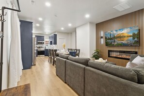 Smart-TV, Kamin, BĂŒcher, Stereoanlage