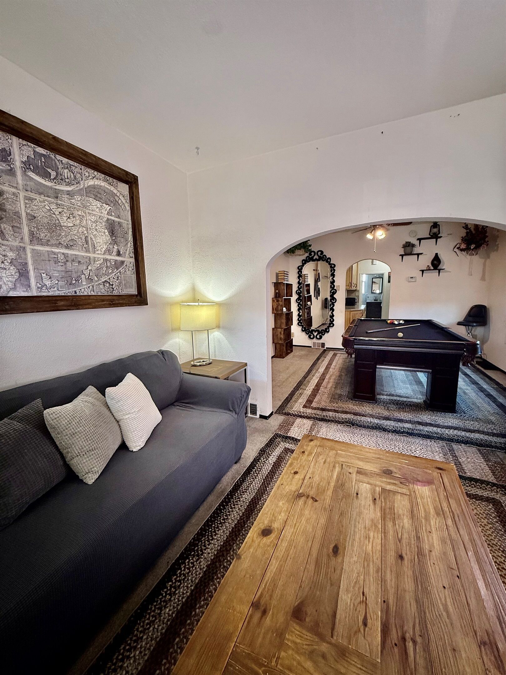 智能电视、壁炉、书