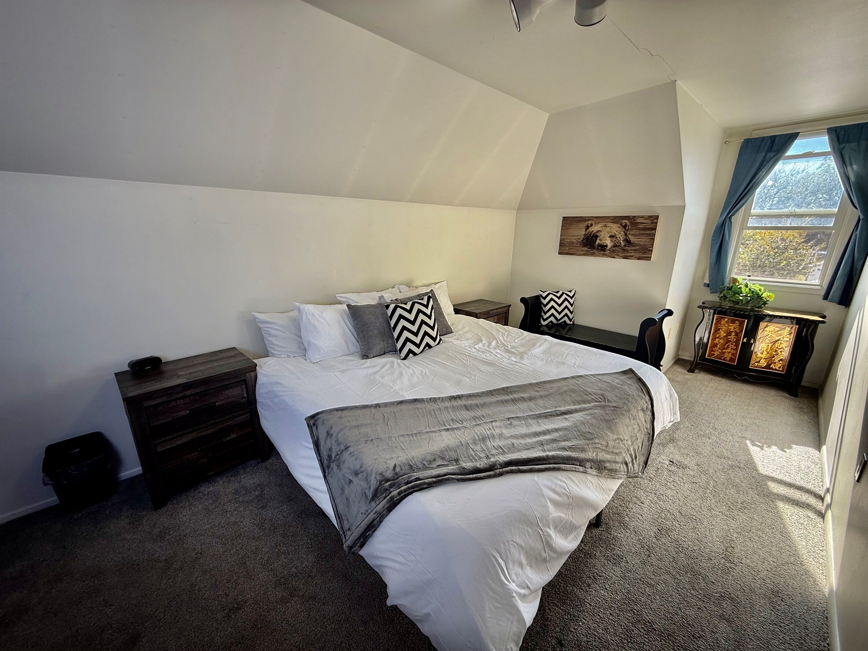 2 bedrooms, desk, iron/ironing board, travel crib