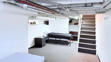 2 habitaciones, escritorio y tabla de planchar con plancha