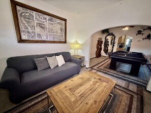 Smart-TV, Kamin, Bücher