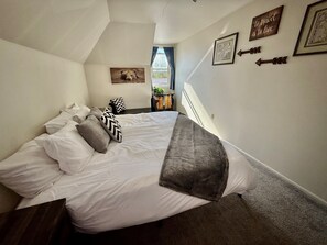 2 chambres, bureau, fer et planche à repasser, lit parapluie