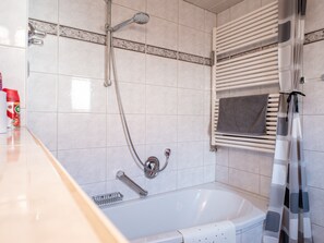 Shower, hair dryer, towels - Apartment 'Inge' with Mountain View, Private Terrace and Wi-Fi (Grainau)