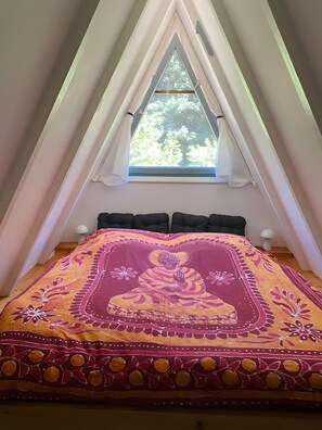 2 bedrooms, desk, WiFi, bed sheets