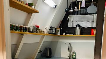 Kühlschrank, Herdplatte, Geschirrspüler, Wasserkocher