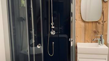 Dusche, kostenlose Toilettenartikel, Haartrockner, Handtücher