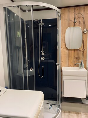 Shower, free toiletries, hair dryer, towels - Holiday Home 'Am Waldrand' with Private Terrace, Private Garden and Wi-Fi (Billerbeck)