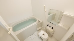 Un bagno moderno con vasca, water e lavabo.