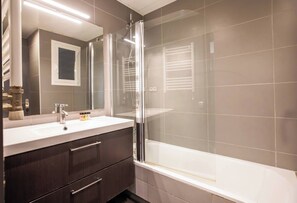 Hårføner og håndklær