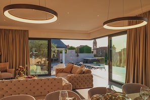 Family Villa, 4 Bedrooms, Balcony, Mountainside (Luxury Villa Kim Momjan) | Living area | Smart TV