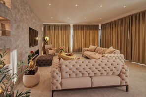Familjevilla - flera sovrum - intill bergen (Luxury Villa Kim Momjan) | Vardagsrum | 21-tums smart-tv med digitalkanaler och en tv-spelskonsol