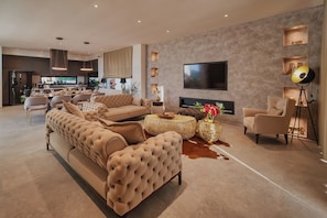 Familjevilla - flera sovrum - intill bergen (Luxury Villa Kim Momjan) | Vardagsrum | 21-tums smart-tv med digitalkanaler och en tv-spelskonsol