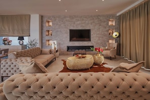 Family Villa, 4 Bedrooms, Balcony, Mountainside (Luxury Villa Kim Momjan) | Living area | Smart TV